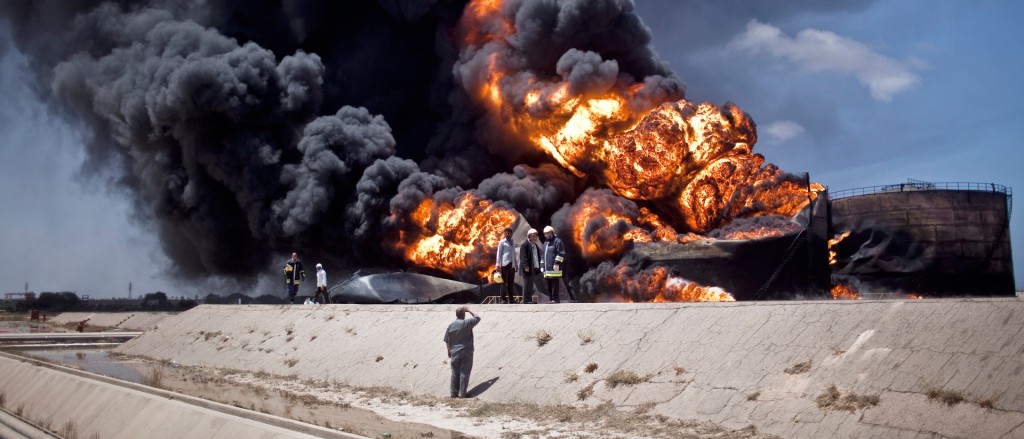 Tijdens gevechten tussen de troepen van Khadafi en de rebellen werden op 7 mei 2011 ook twee olieopslagtanks bij Misrata in Libië gebombardeerd. Foto: Hollandse Hoogte